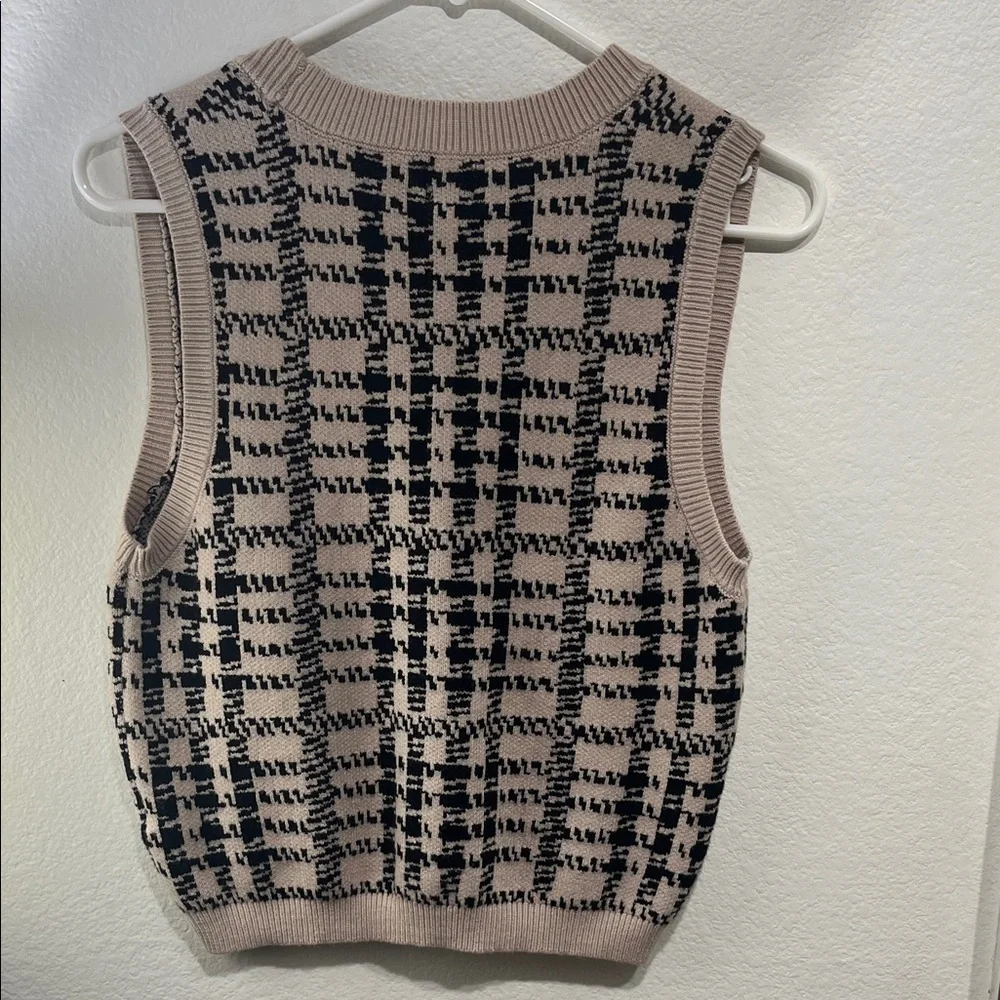 Francesca's Collections Beige and Black Knit Vest - Picture 2 of 2